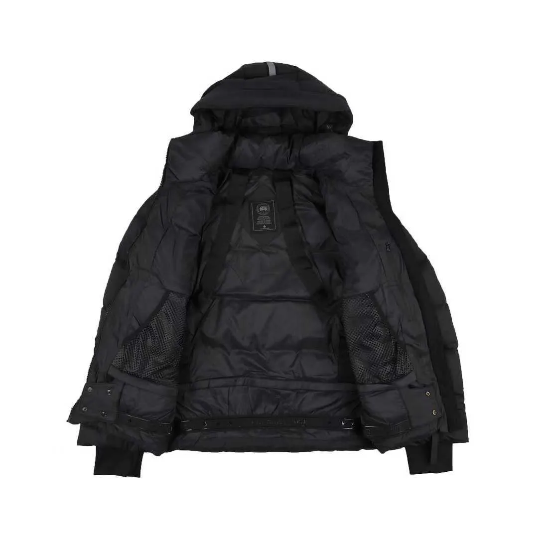 P800 Canada Goose Black Label Down Jacket The goose black label down jacket is a must-have in the outerwear world! The latest designer styles! The goose down jacket has always been a popular element of fashion and is loved by experts from all walks of life! Fashionable hooded cut, high-end customer-supplied fine goose down, high resilience, smooth zipper, strong and firm. Pockets on both sides can store small items, free your hands, and you can go out without worries. It can also meet the need of putting your hands in your pockets👏👏Produced by Big Goose, it can be used as a group uniform by many celebrities. This down jacket uses a double-layer anti-down lining design, which has strong windproof performance and will be very warm in winter! New standard 90% goose down filling, high fluffiness, windproof hooded design. When walking outdoors, pull the collar to the highest position, put your hands in the pockets and it will be very warm. It can be easily controlled by all body types! The interior is equipped with an elastic snow skirt design for better wrapping. The simple and neat style design highlights the masculine temperament. The impeccable style is classic and never goes out of style. It is warm and practical, and it is versatile! You can enter with your eyes closed! Size S-XXL